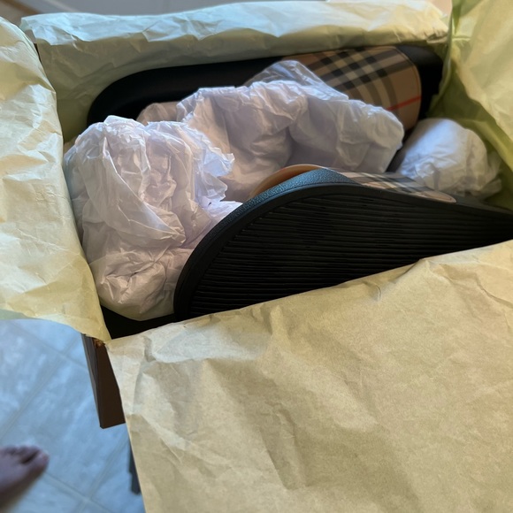Mens Burberry slides size 45 - Picture 6 of 8